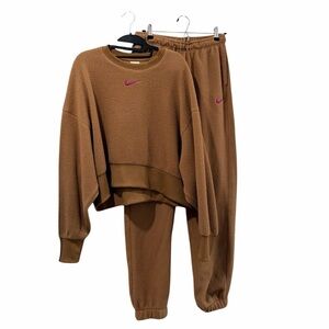 Nike Set - Plush Cropped Crew Neck Sweatshirt w/ Matching Joggers in Tan